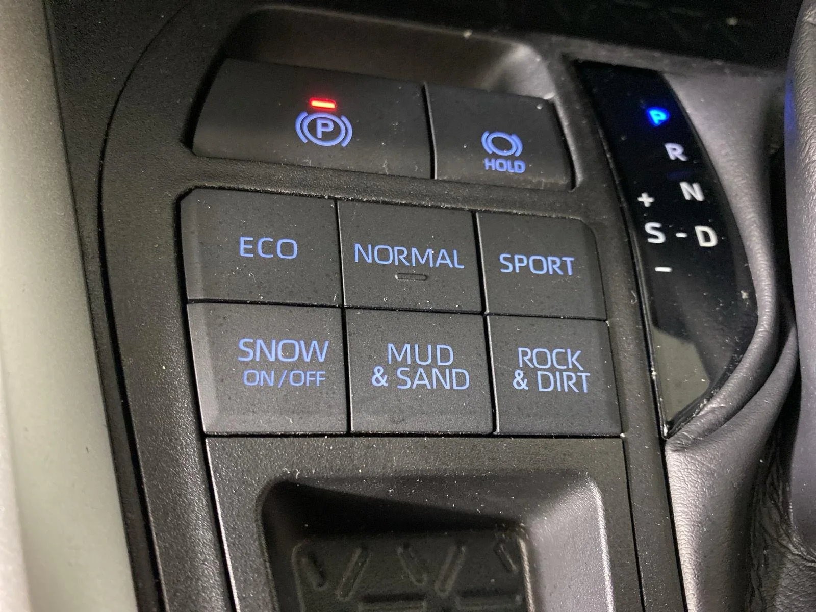 Used 2019 Gy Toyota LE image 19