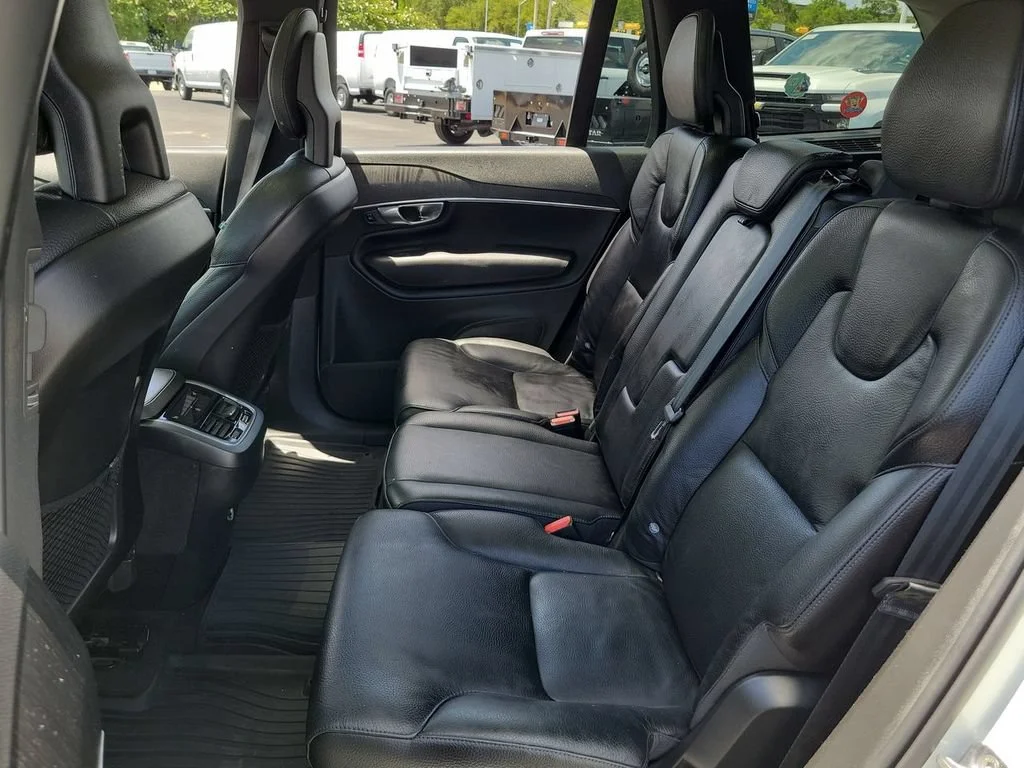 Used 2020 White Volvo T6 Momentum 7 Passenger image 23