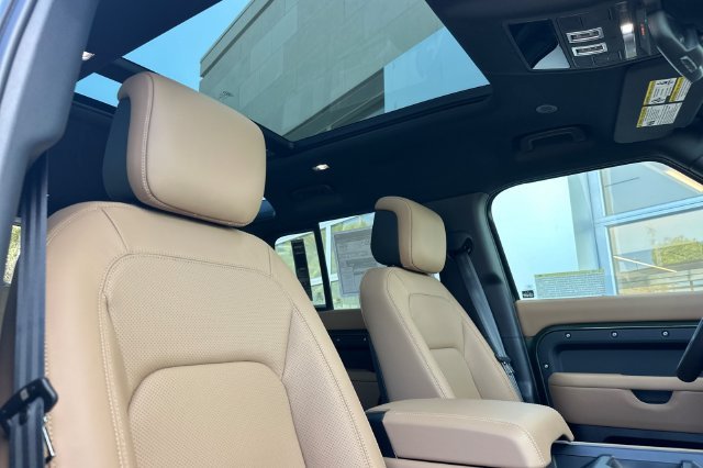 New 2026 Woolstone Green Land Rover X-Dynamic SE image 15