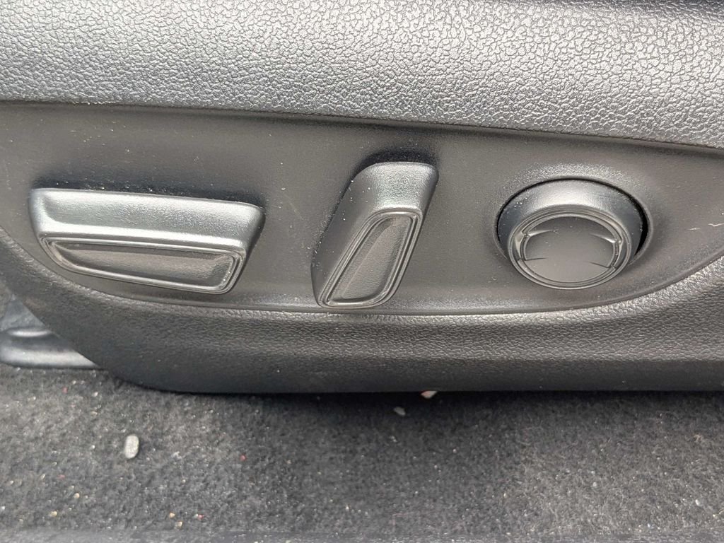 Used 2022 White Toyota XLE image 20