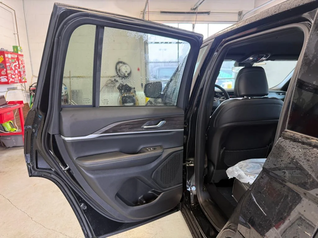 New 2026 Diamond Black Crystal Pearl-Coat Exterior Paint Jeep Altitude image 31