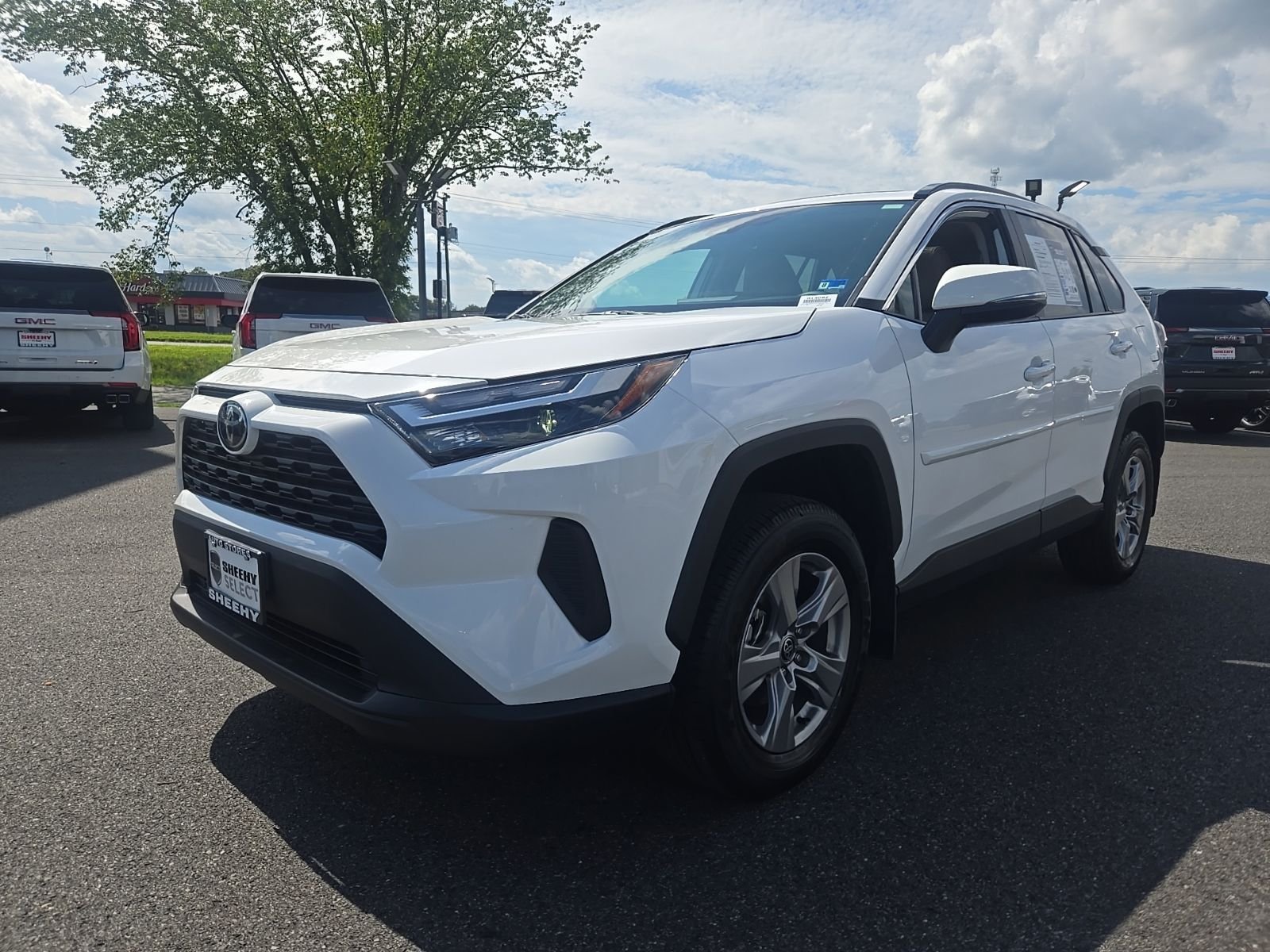 Used 2025 White Toyota XLE image 3