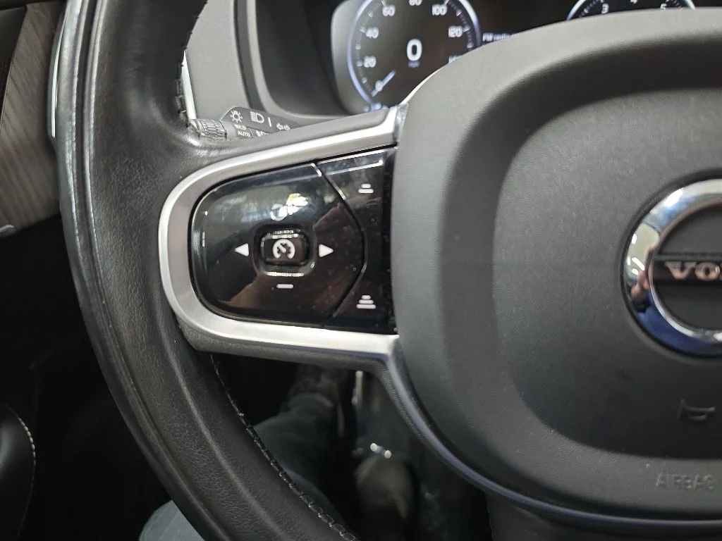 Used 2022 White Volvo T6 Inscription image 20