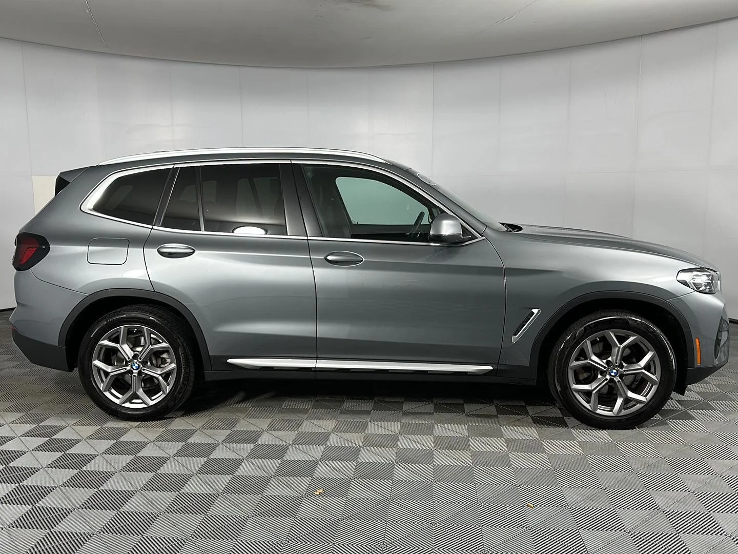 Used 2024 Skyscraper Grey Metallic BMW xDrive30i image 29