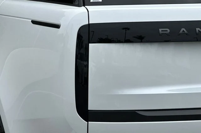 New 2026 Ostuni Pearl White Land Rover SE image 25