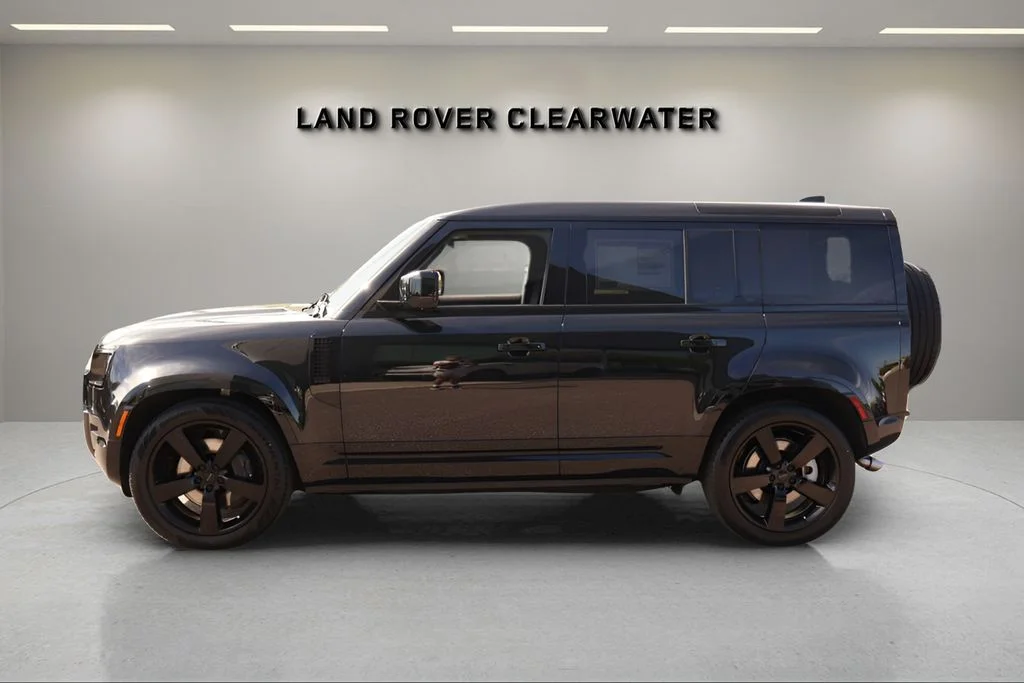 New 2026 Santorini Black Land Rover X-Dynamic SE image 2