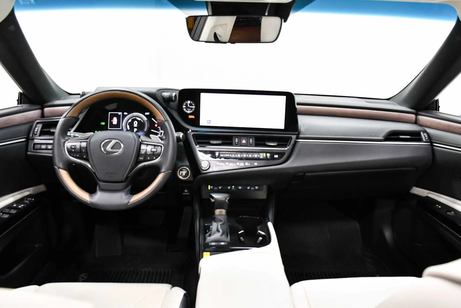 Used 2025 Eminent White Pearl Lexus Luxury image 17