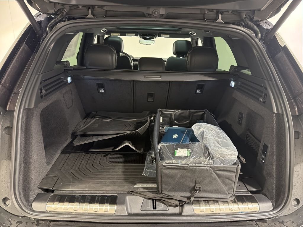 New 2026 Charente Grey Land Rover Dynamic SE image 29