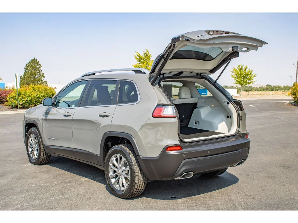 Used 2021 Sting-Gray Clearcoat Jeep Latitude Lux image 9