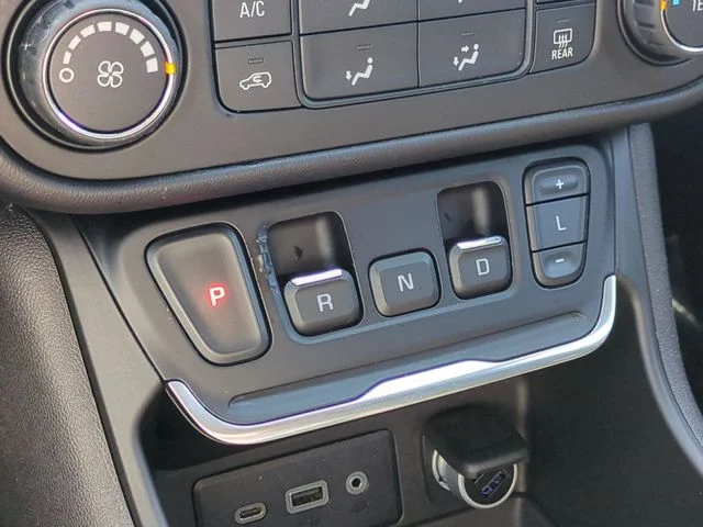Used 2018 White GMC SLE image 20