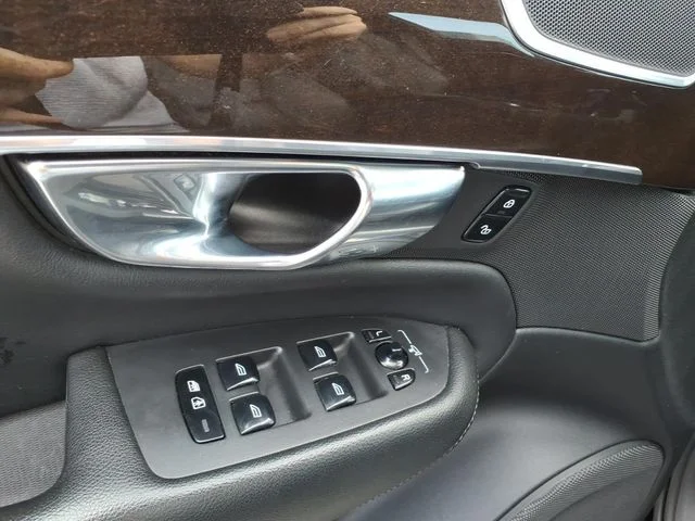 Used 2019 Black Volvo T5 Momentum image 21