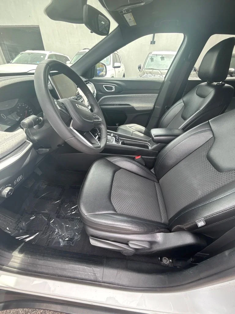Used 2024 White Jeep Latitude image 13