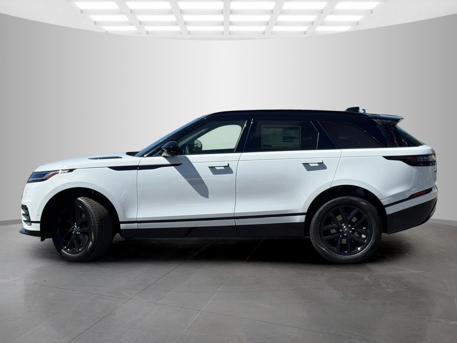 New 2026 Fuji White LAND ROVER Dynamic SE image 8