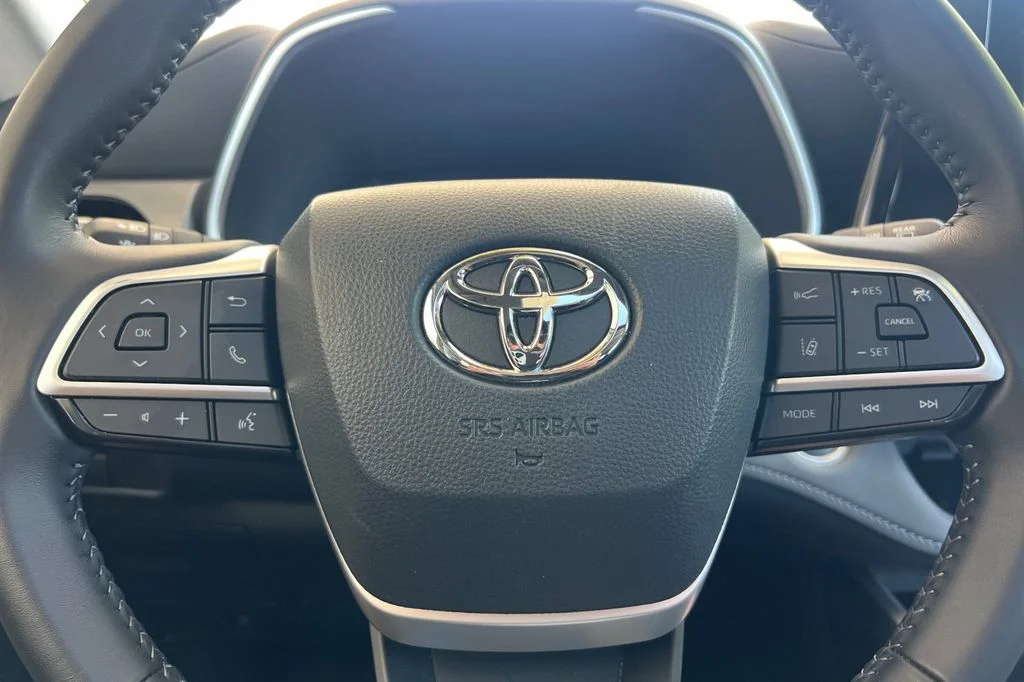 Used 2025  Toyota XLE image 28