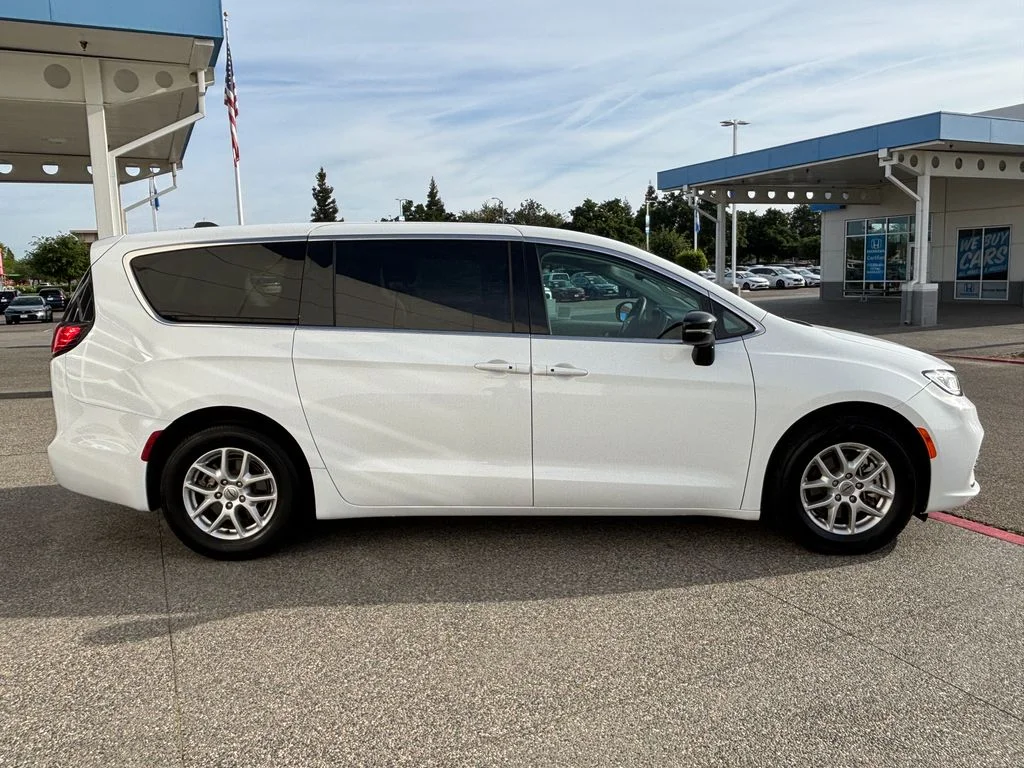 2024 Chrysler Pacifica Touring L - Photo 4