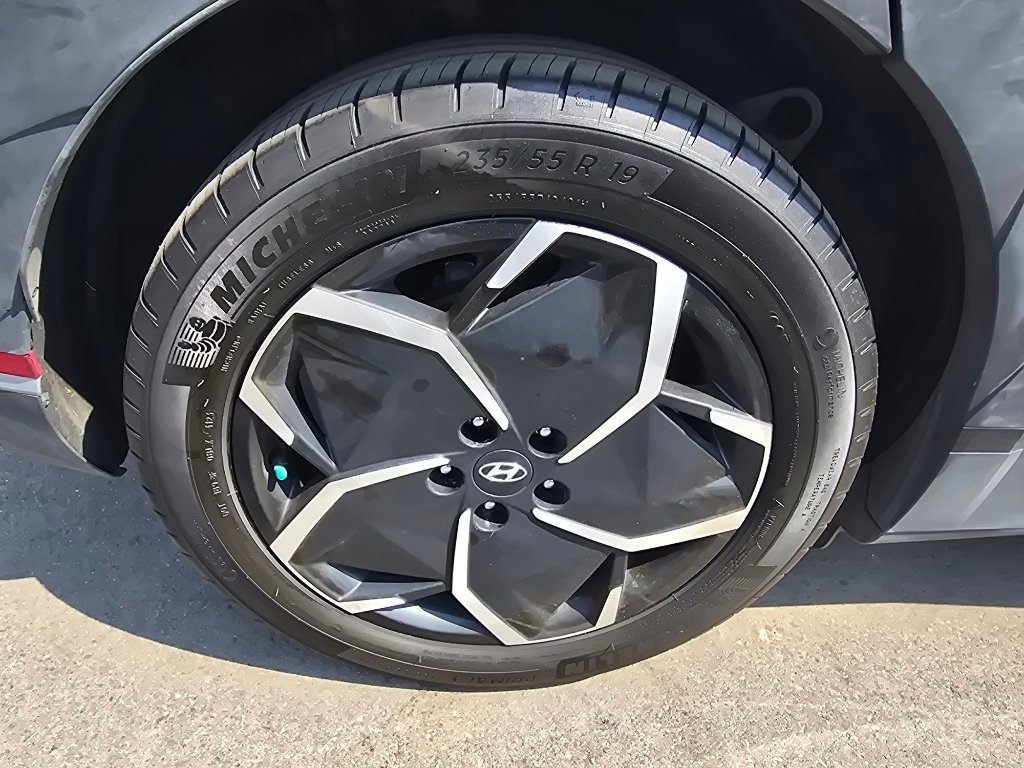 Used 2024 Cyber Gray Hyundai SEL image 9