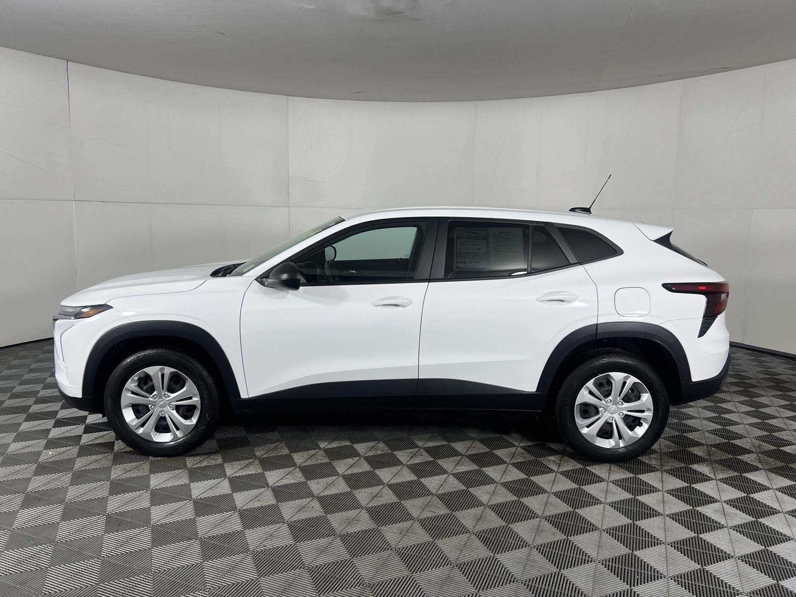 Used 2024 Summit White Chevrolet LS image 23