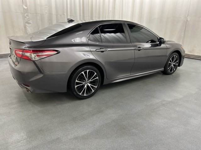 2019 Toyota Camry SE photo 4