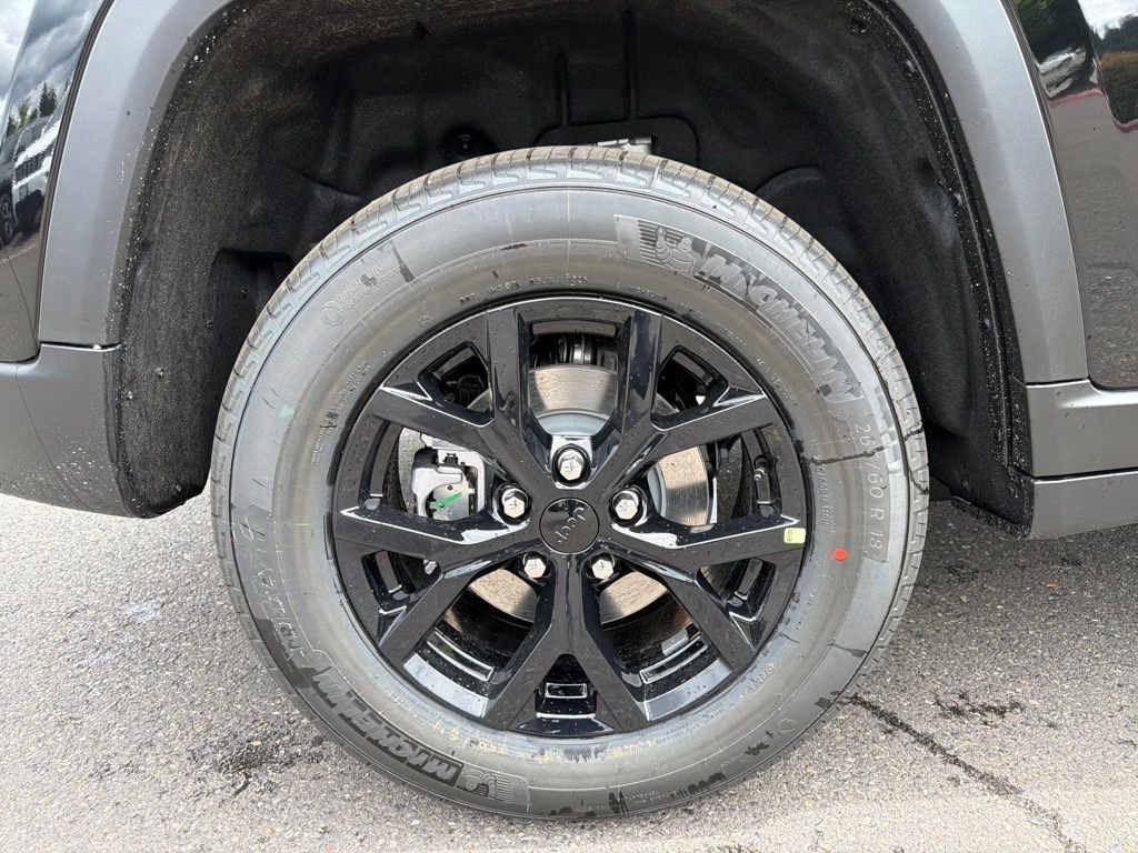 New 2026 Diamond Black Crystal Pearl-Coat Exterior Paint Jeep Altitude image 9