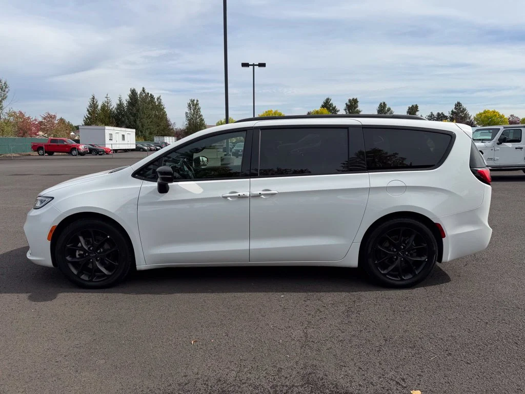 Used 2025 Bright White Clearcoat Chrysler Limited image 5