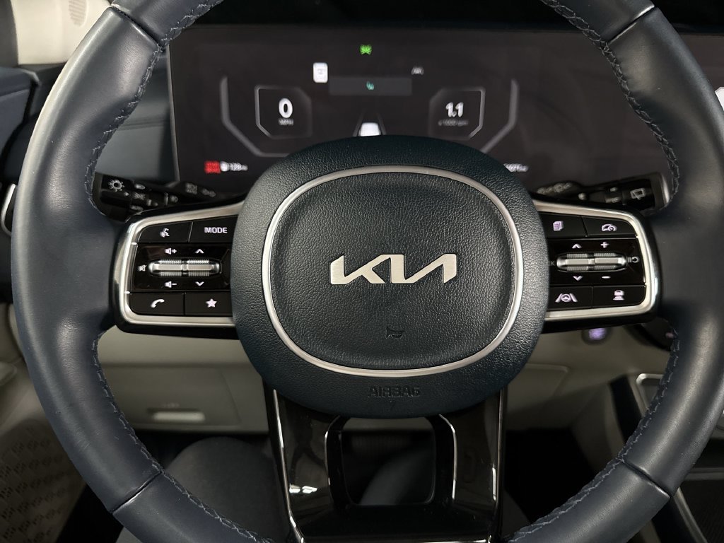 Used 2025 Ivory Kia SX image 23