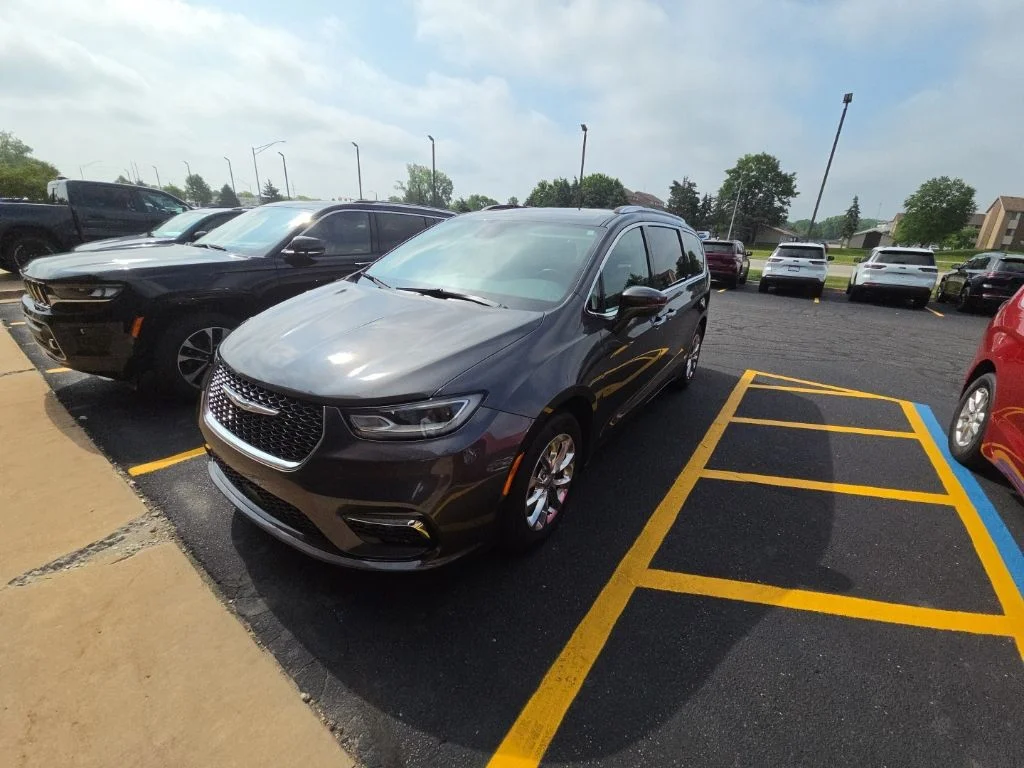 Used 2021 Gray Chrysler Touring L image 4