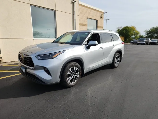 Certified Used 2022 Silver Toyota XLE image 6