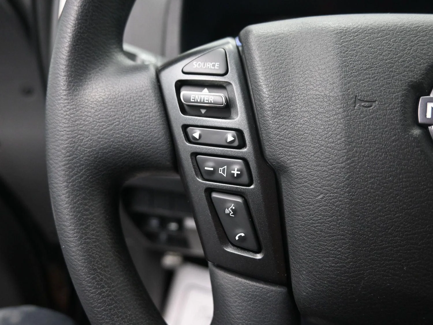 Used 2023  NISSAN  image 17