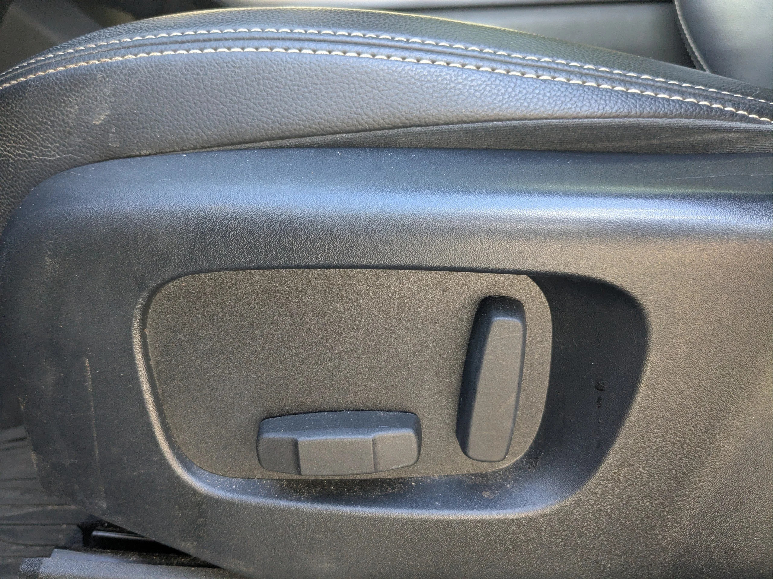 Used 2019 Silver Land Rover S image 13