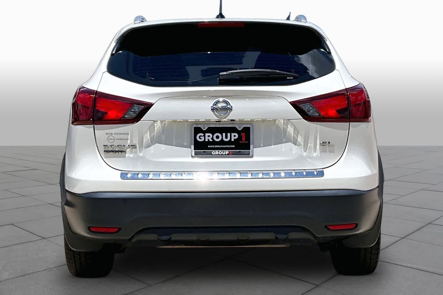 Used 2017 Pearl White Nissan SL image 4