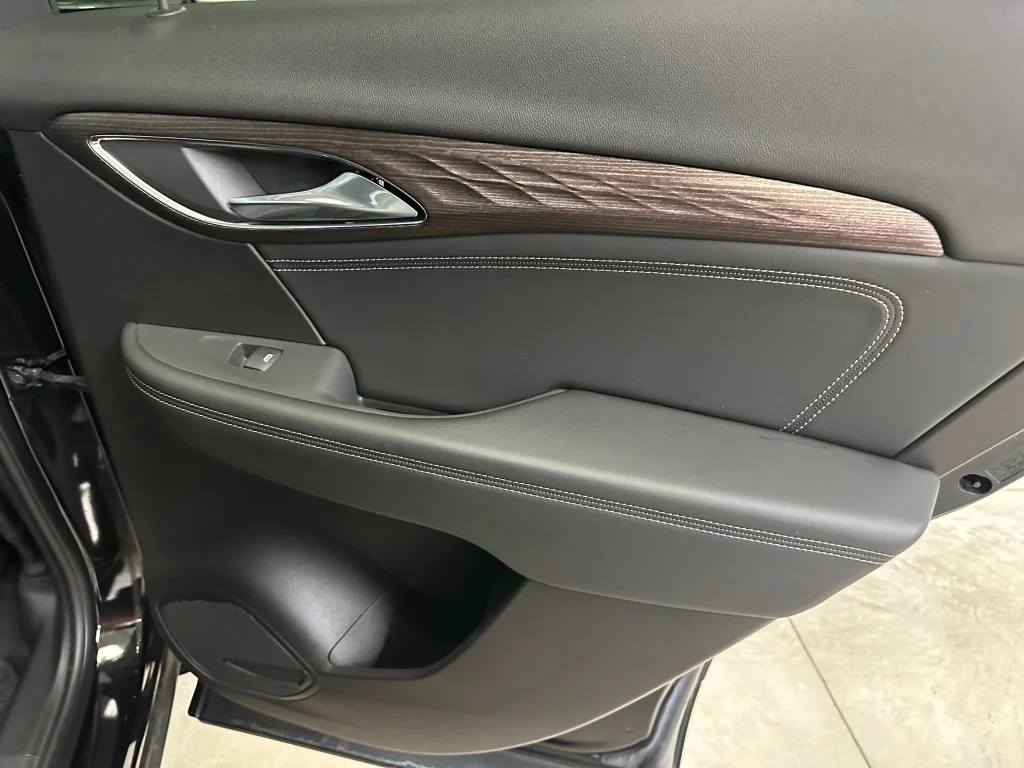 Used 2023 Ebony Twilight Metallic Buick Avenir image 34