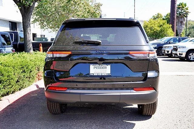 New 2026 Diamond Black Crystal Pearl-Coat Exterior Paint Jeep Altitude image 10