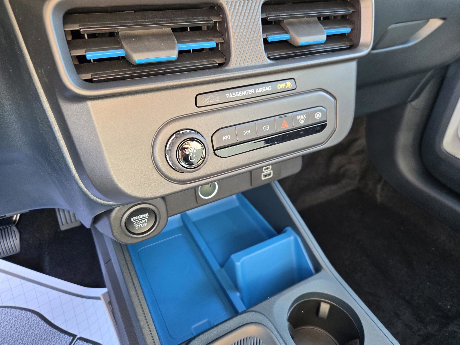 New 2026 Oxford White Ford XLT image 11