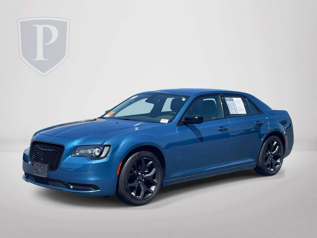 Certified Used 2022  Chrysler Touring image 4