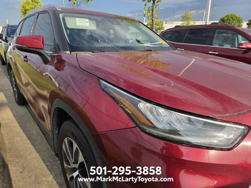 Used 2020 Pearl TOYOTA XLE image 8