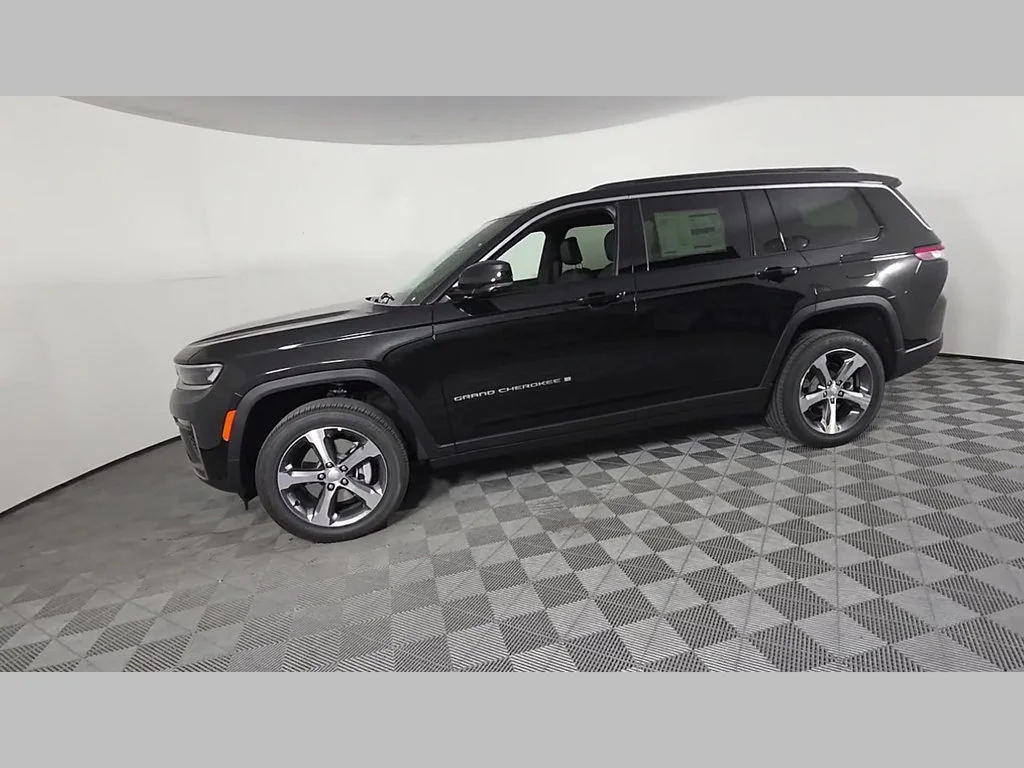 New 2026 Diamond Black Crystal Pearl-Coat Exterior Paint Jeep Limited image 35