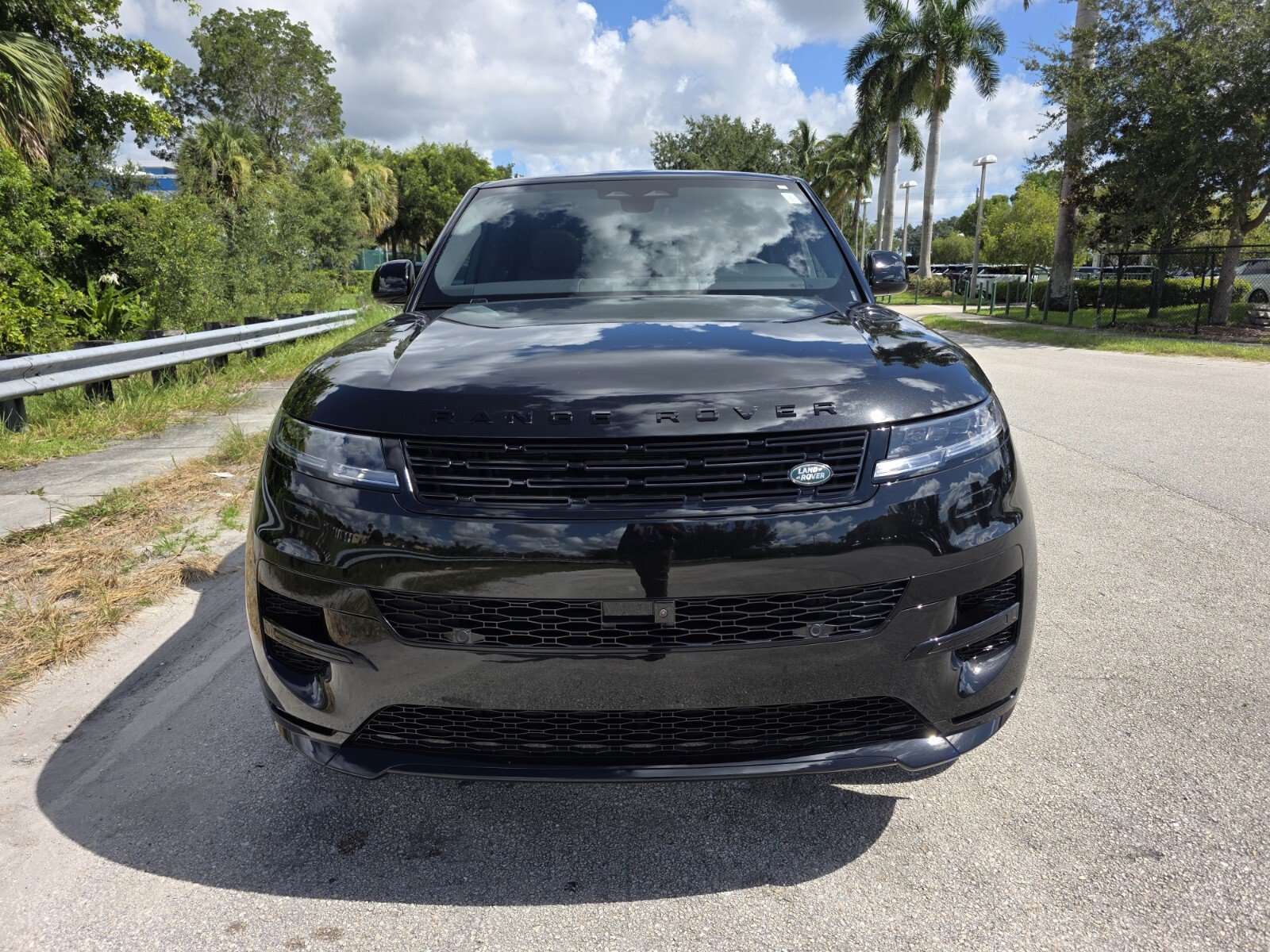 New 2026 Santorini Black Land Rover P400 Dynamic SE image 8