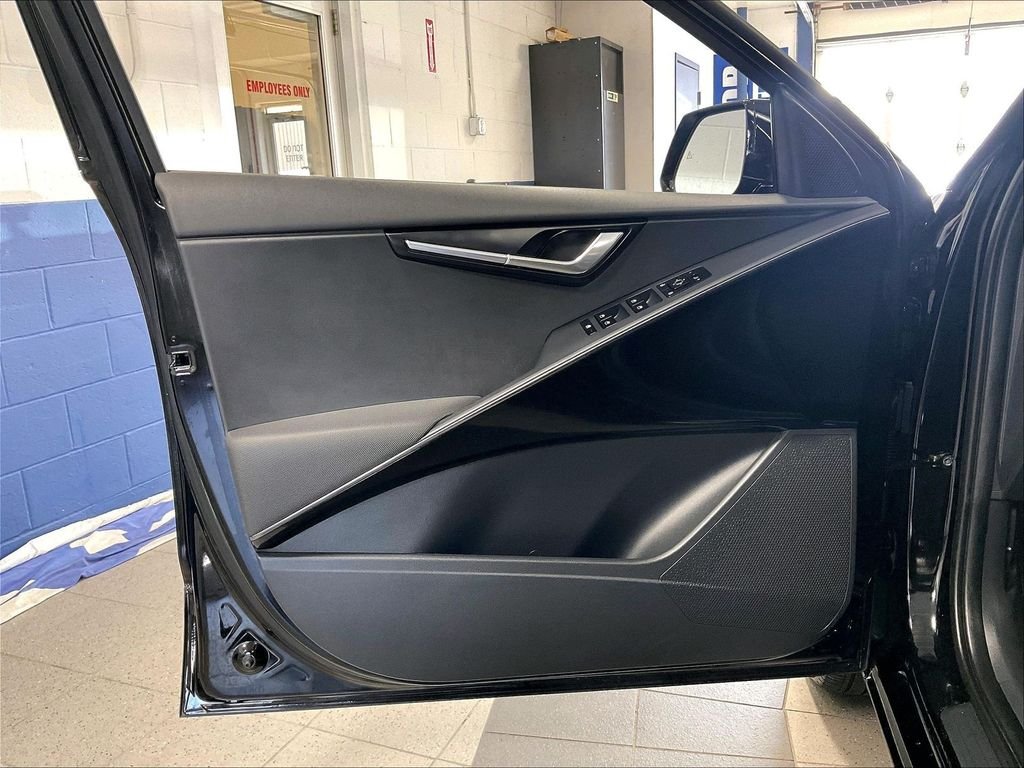 Used 2025 Black Kia Wind image 9