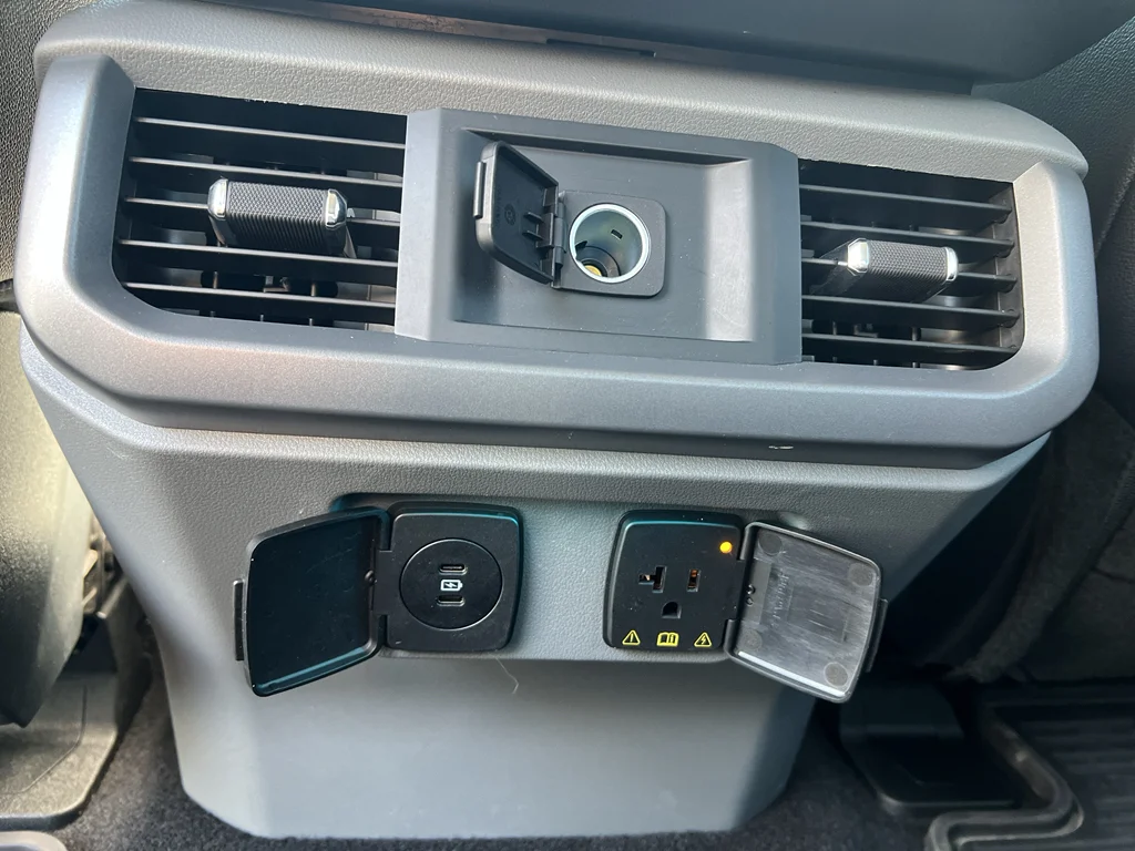 Used 2025 Carbonized Gray Metallic Ford LARIAT image 25