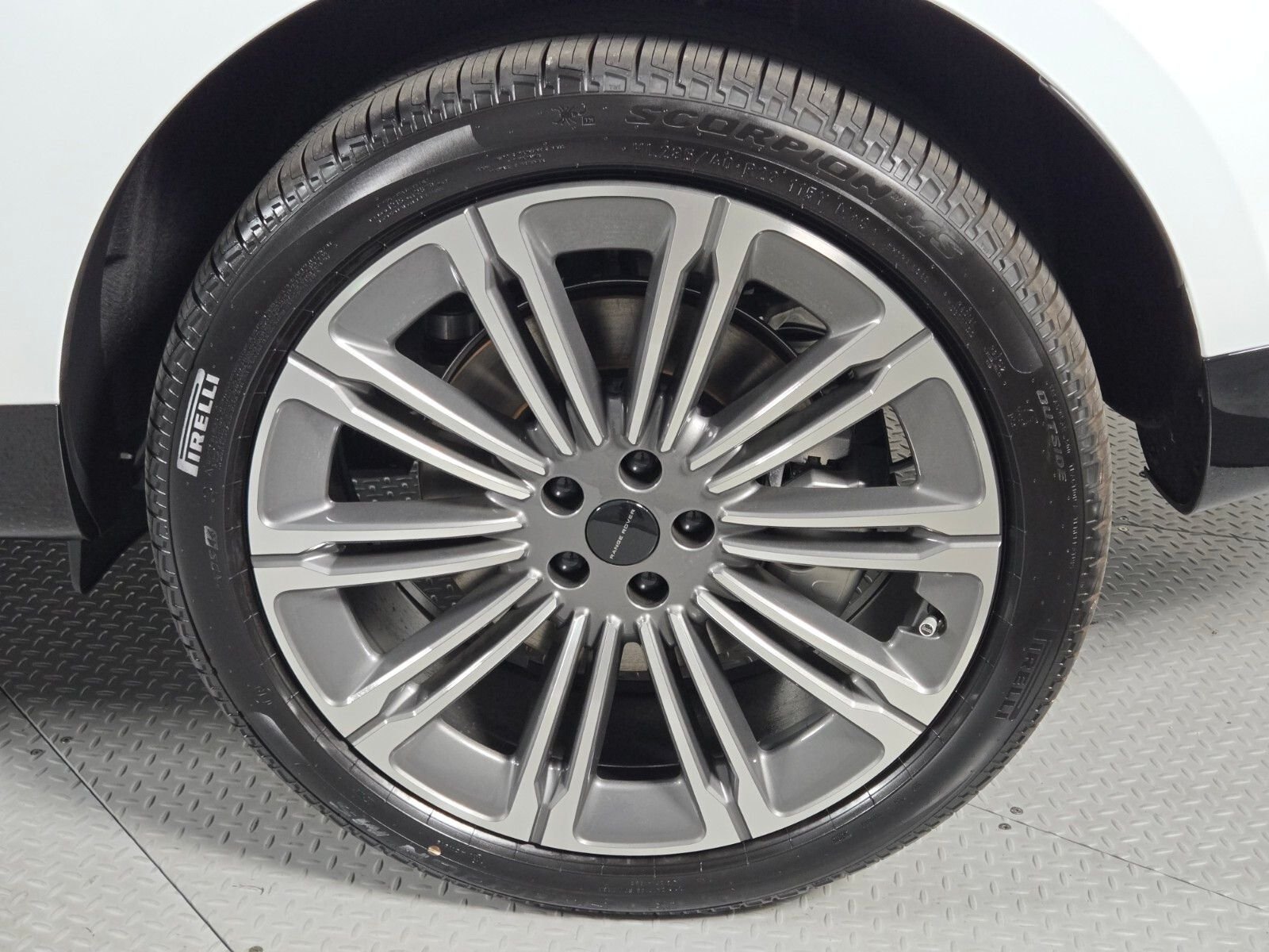 New 2026 Fuji White Land Rover SE image 10