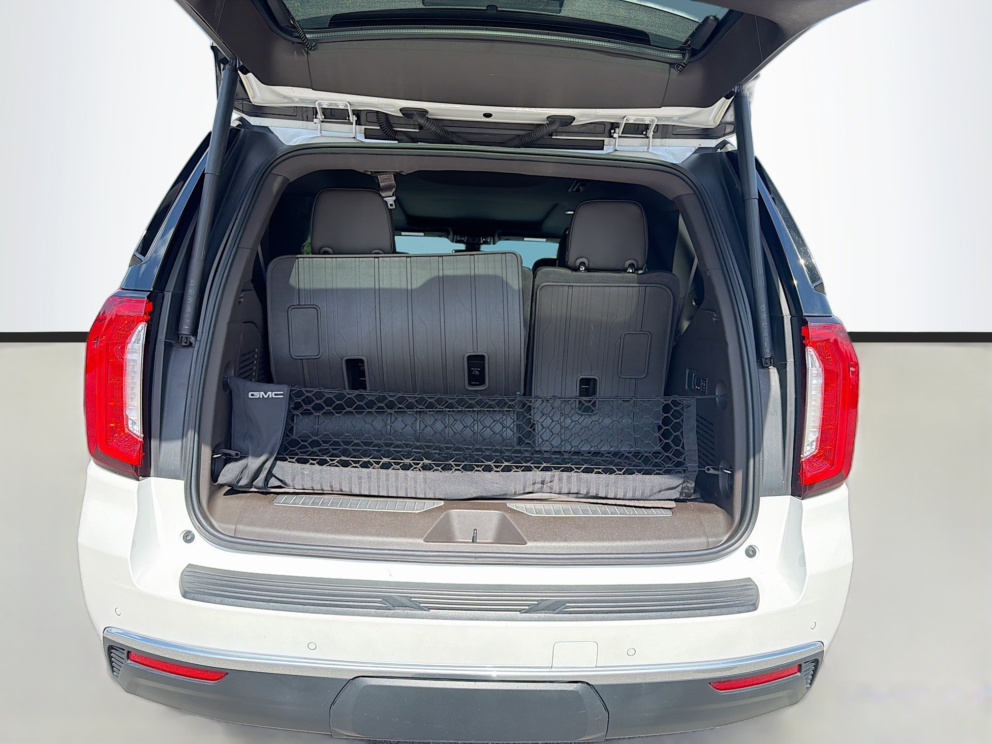 Used 2022 White Frost Tricoat GMC Denali image 12