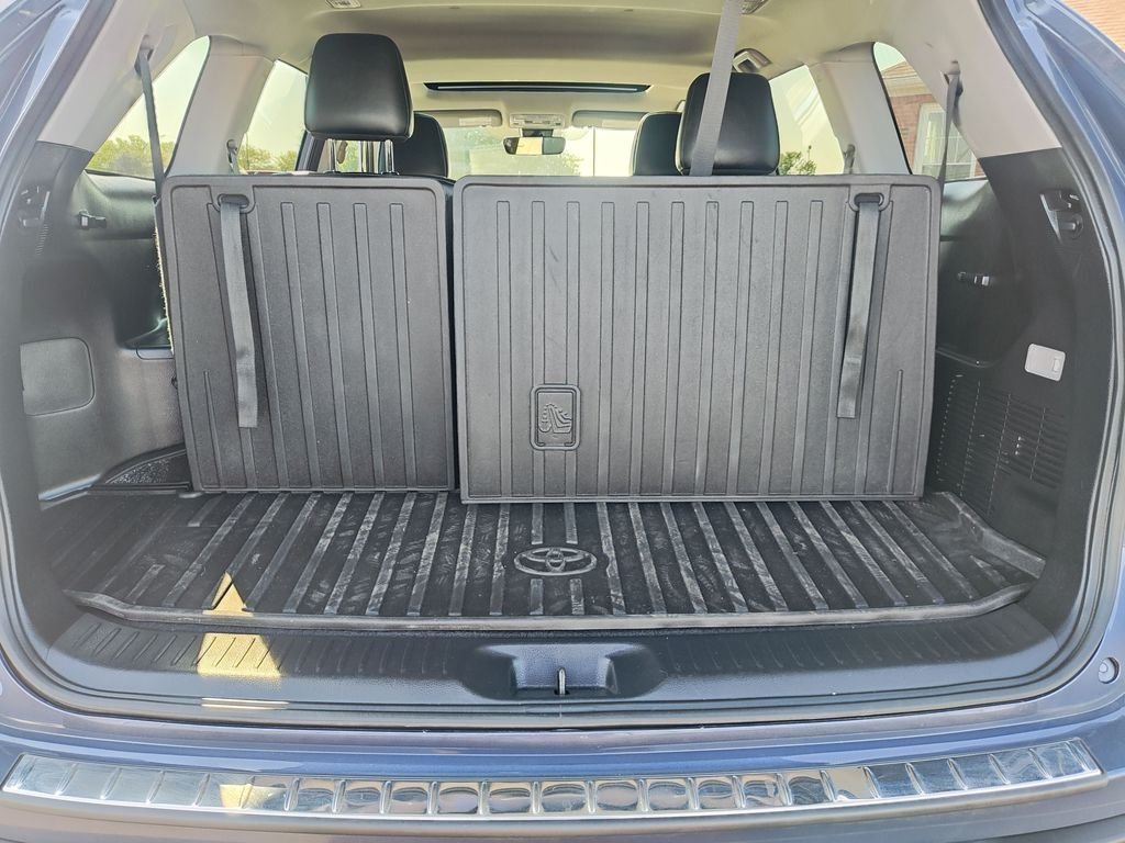 Used 2018 Blue Toyota XLE image 9