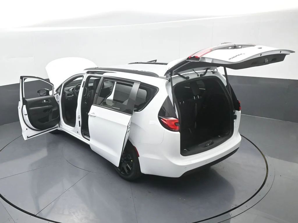 New 2026 Bright White Clear-Coat Exterior Paint Chrysler Select image 65