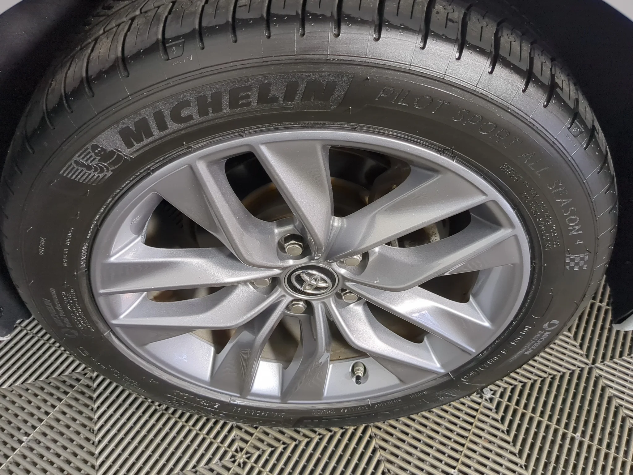 Used 2019 Wind Chill Pearl Toyota XLE image 17