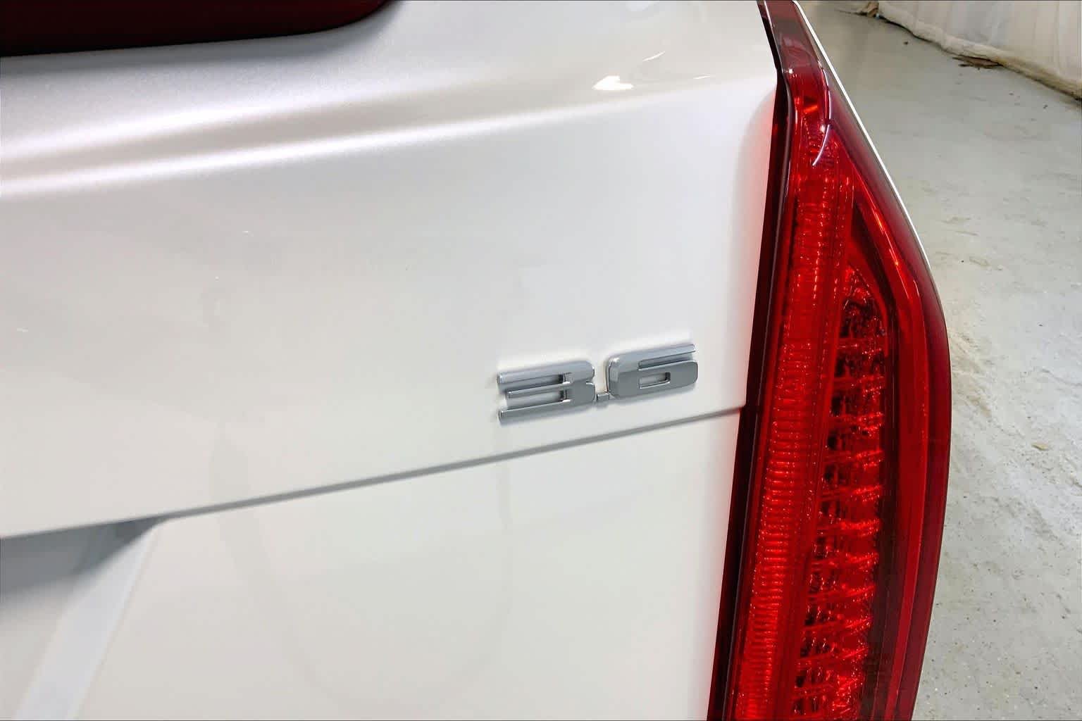 Used 2018 Crystal White Tricoat Cadillac Premium Luxury RWD image 29