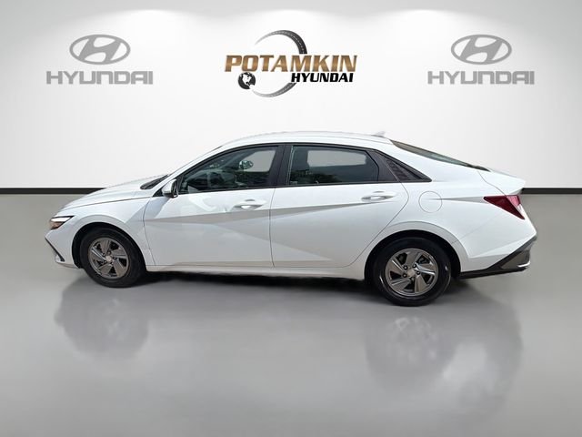 Used 2025 White Hyundai SE image 8