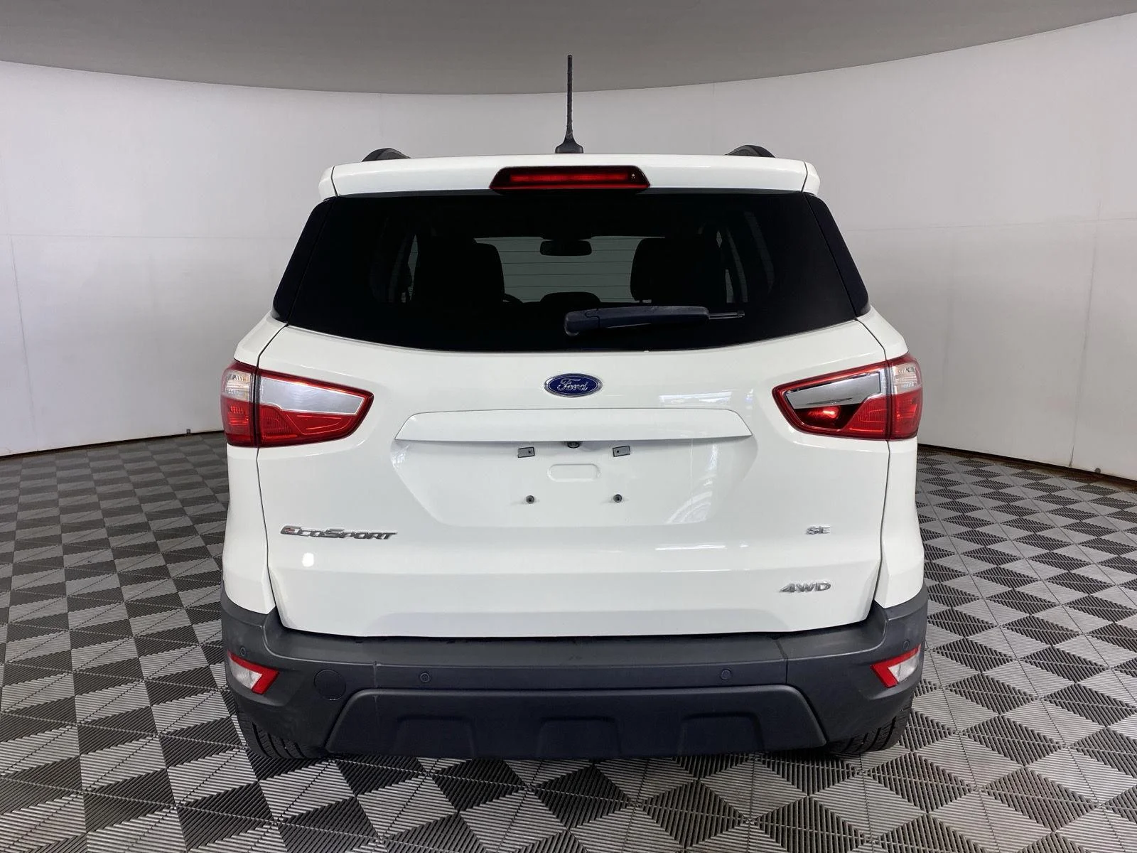 Used 2019 Diamond White Ford SE image 10