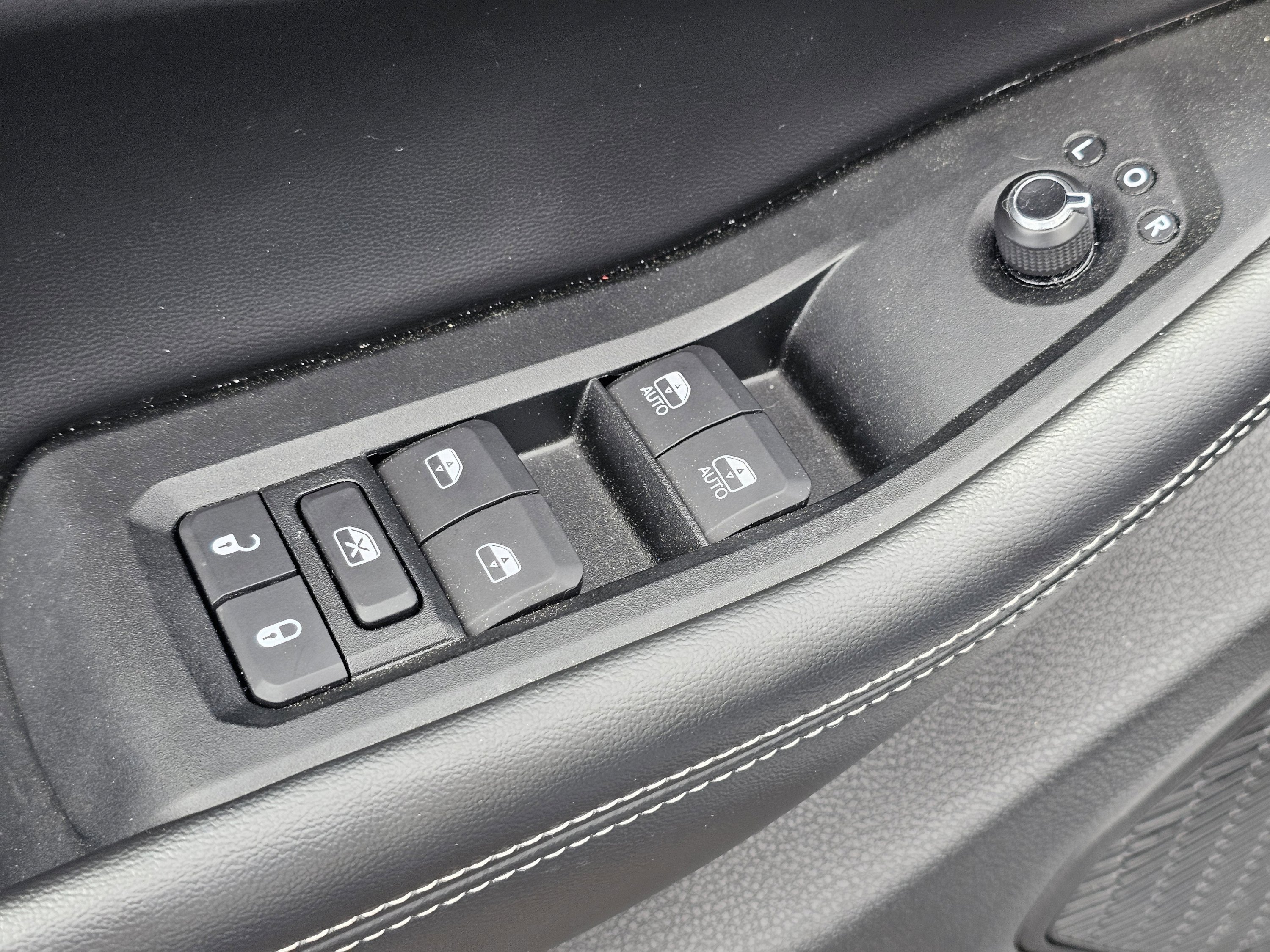 Used 2025 Silver Zynith Jeep Altitude image 15
