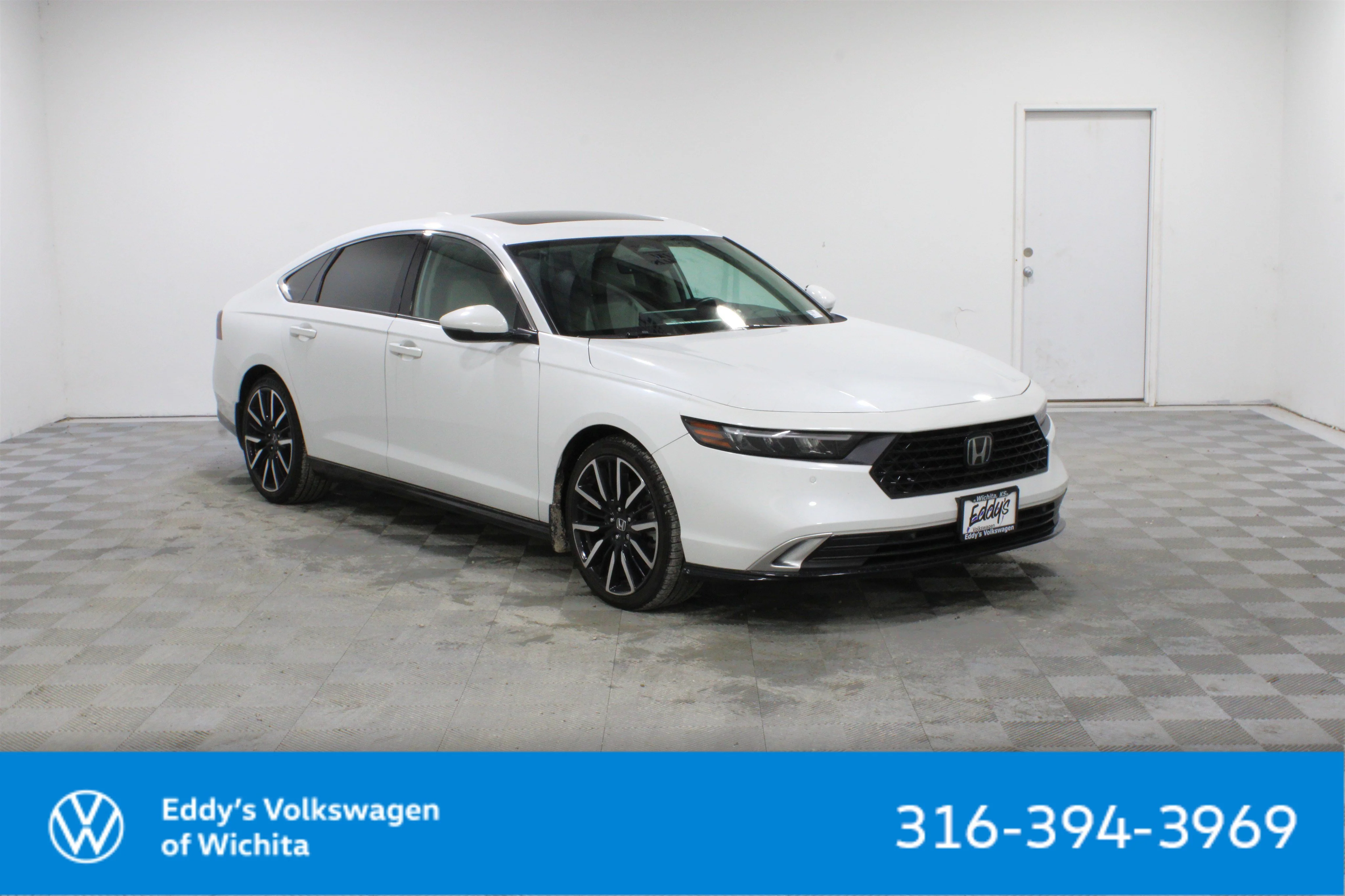 Used 2023 WHTIE Honda Touring image 1