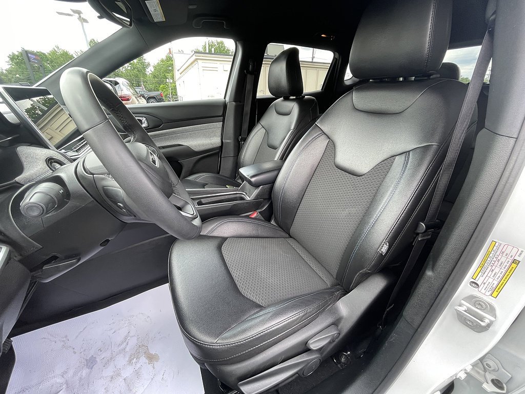 Used 2024 Bright White Clearcoat Jeep Latitude image 16